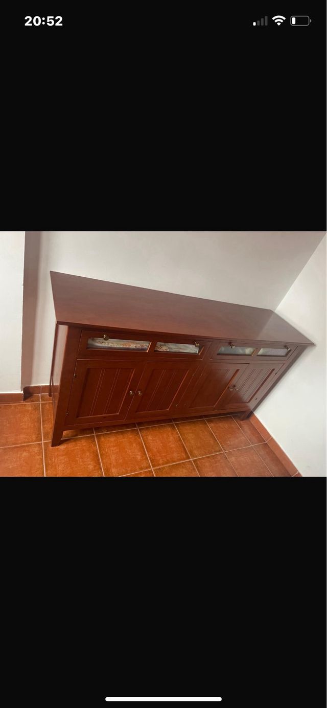 Aparador de madera con puertas y cajones