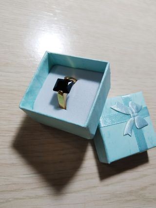 Anillo dorado con Piedra Negra Rectangular