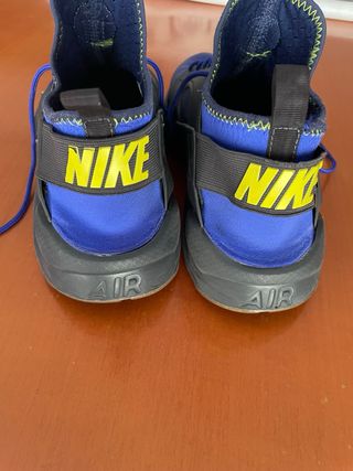 Zapatillas deportivas Nike negras y azules