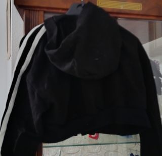 Sudadera negra con capucha y cremallera
