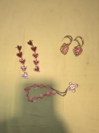 Orecchini e bracciali con cuori e farfalla