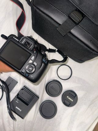 Canon EOS 2000D + Objetivo + Complementos