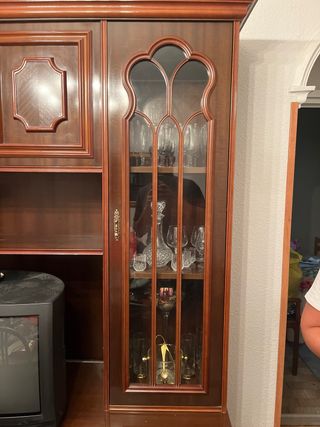 Armario antiguo de salón de madera con vitrina
