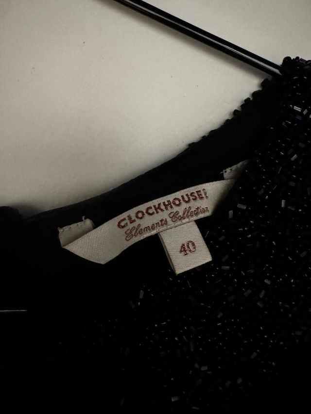 Blusa negra con cuello adornado