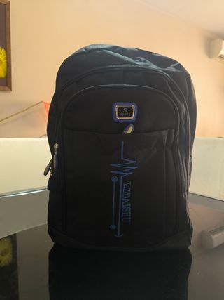Mochila escolar negra con diseño. Bolsa sport.