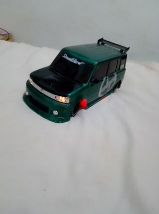 Coche tuning verde con alerón