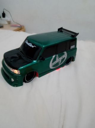 Coche tuning verde con alerón