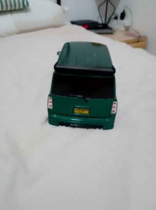 Coche tuning verde con alerón