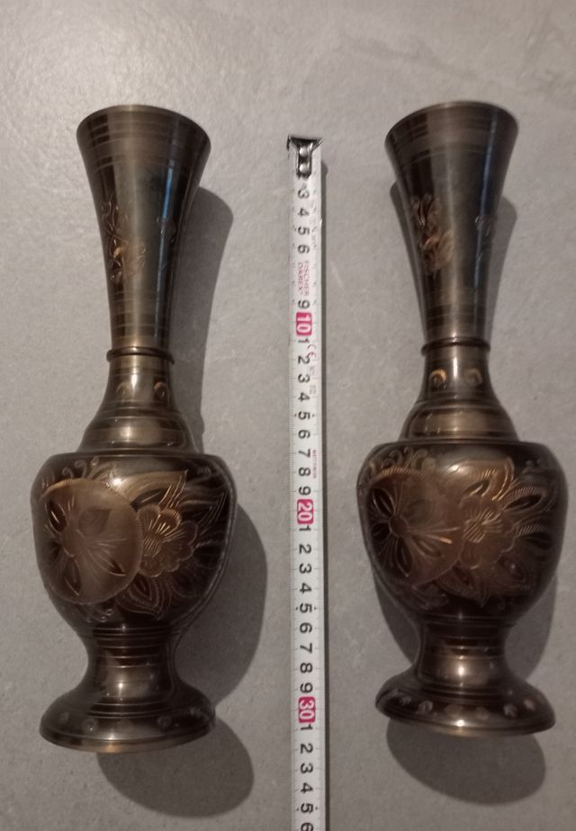 Jarrones indios metálicos decorados