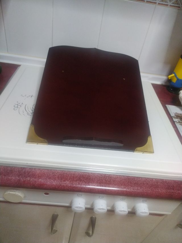 Atril de madera granate