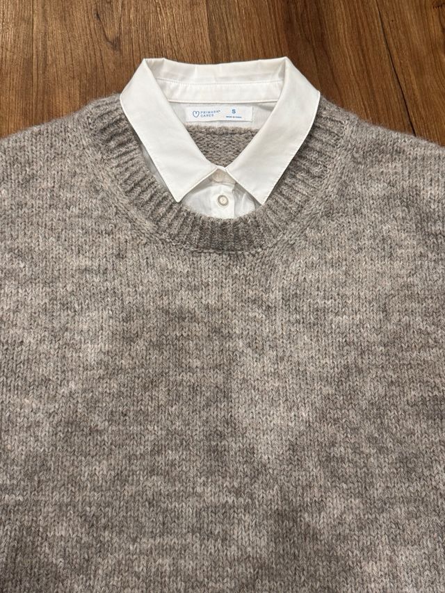 Jersey gris con camisa blanca