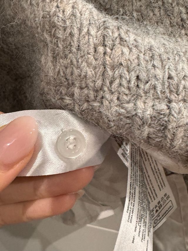 Jersey gris con camisa blanca