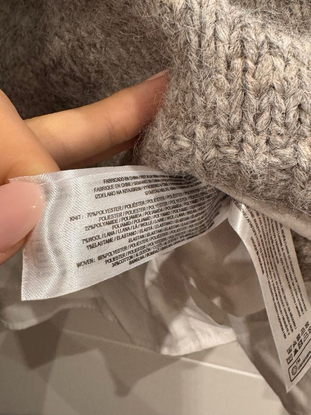 Jersey gris con camisa blanca