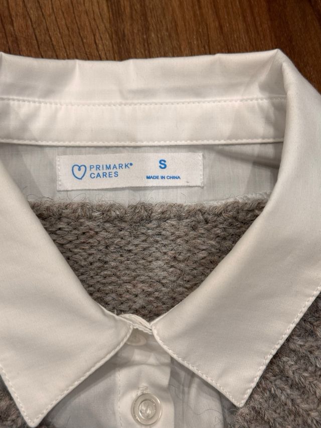 Jersey gris con camisa blanca