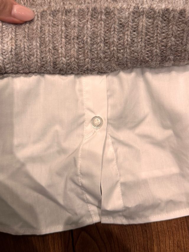 Jersey gris con camisa blanca