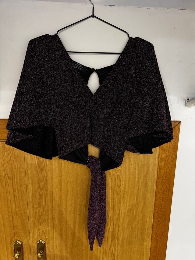 Blusa brillante negra y morada