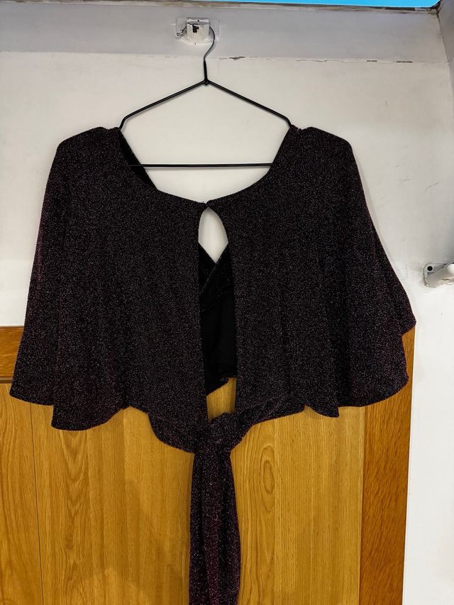 Blusa brillante negra y morada