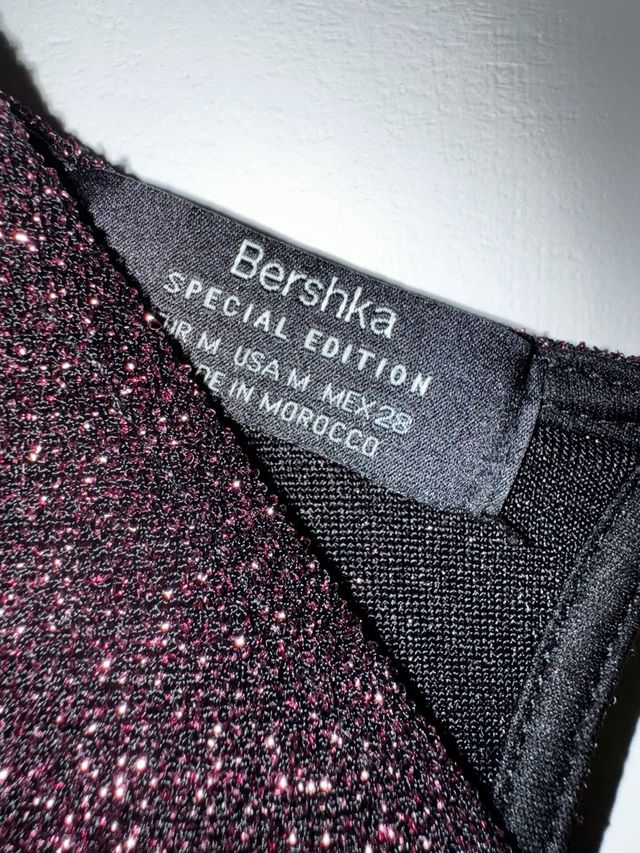 Blusa brillante negra y morada