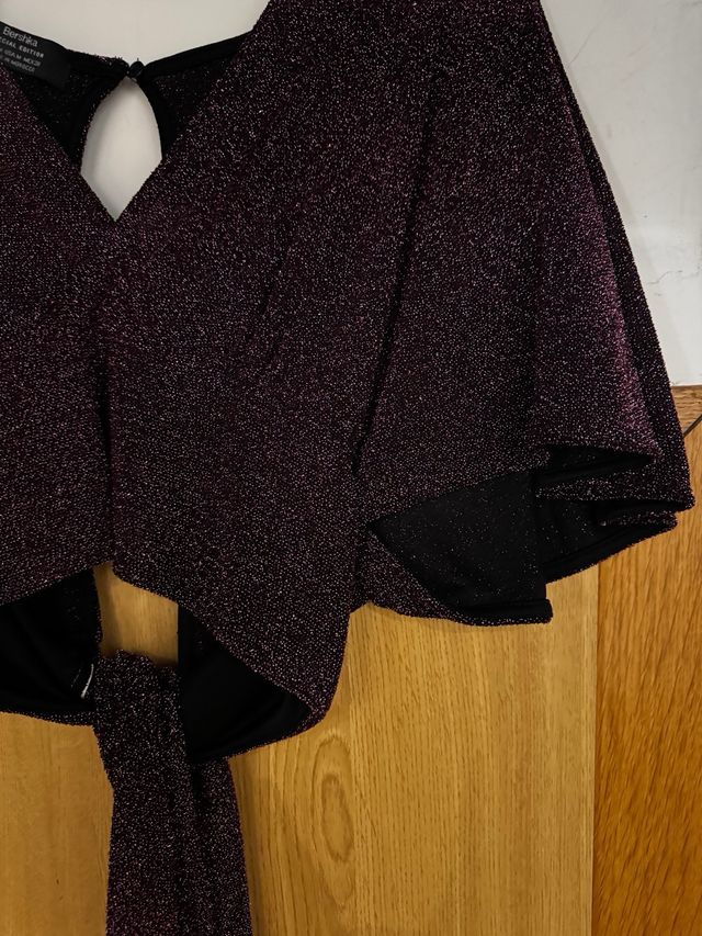 Blusa brillante negra y morada