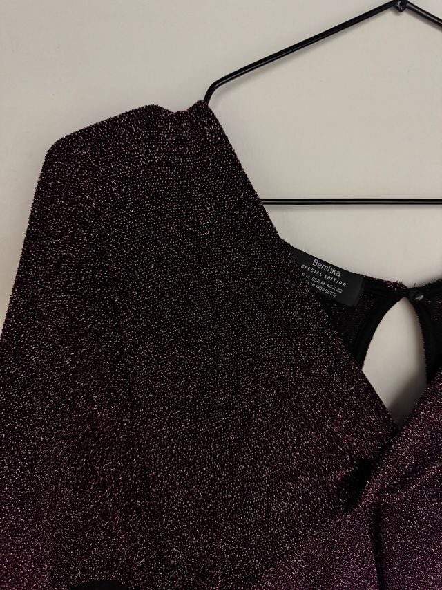 Blusa brillante negra y morada