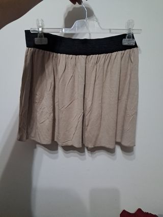 Falda corta beige y negra
