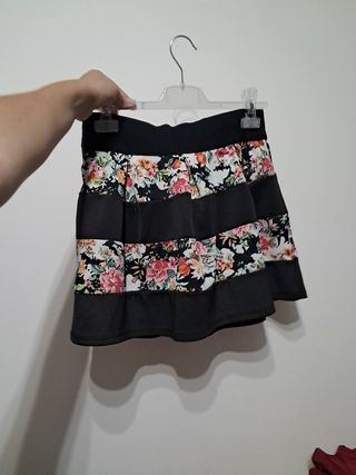 Minifalda floral con cinturón negro