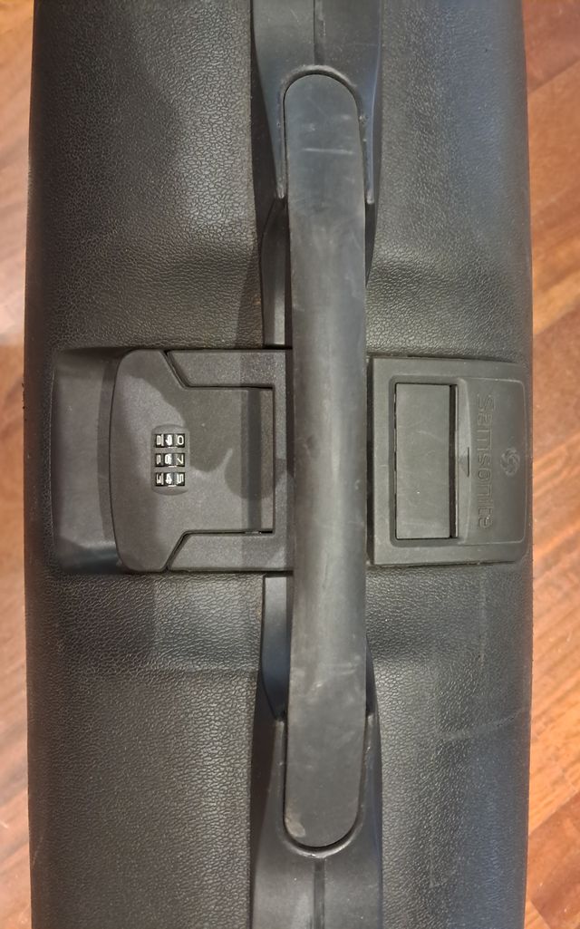 Valigia Samsonite rigida nera con ruote