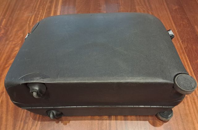 Valigia Samsonite rigida nera con ruote