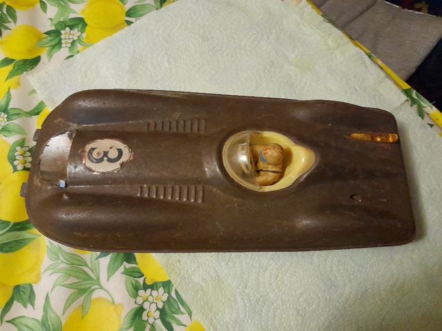 Auto antica in latta