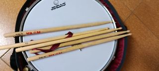 Tambor Jinbao con baquetas