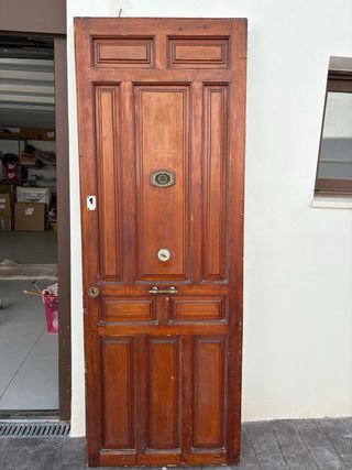 Puerta antigua de madera con herrajes