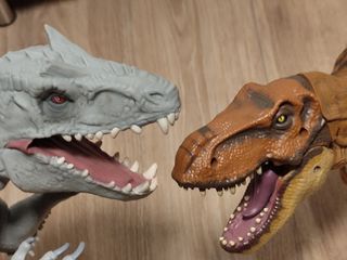 Figuras Indominus Rex y T-Rex