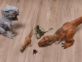 Figuras Indominus Rex y T-Rex