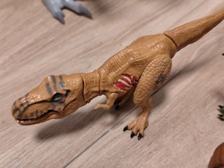 Figuras Indominus Rex y T-Rex