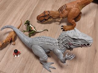 Figuras Indominus Rex y T-Rex