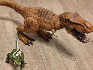 Figuras Indominus Rex y T-Rex