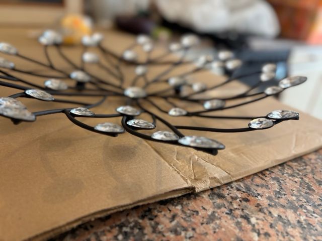 Centro de mesa decorativo metálico con cristales