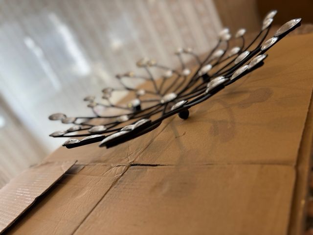 Centro de mesa decorativo metálico con cristales