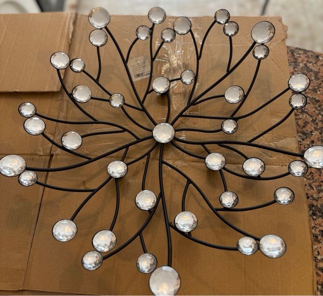 Centro de mesa decorativo metálico con cristales