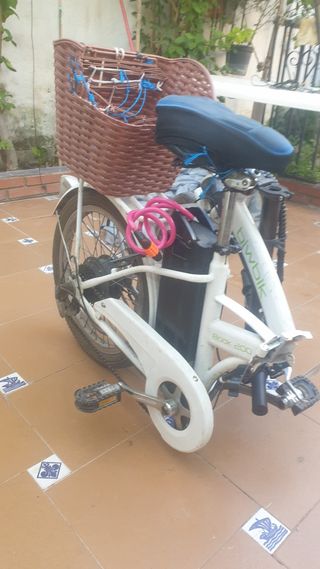Bicicleta eléctrica plegable blanca esta en Baeza.