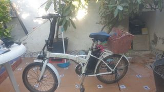 Bicicleta eléctrica plegable blanca esta en Baeza.