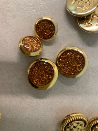 Lote de 74 botones antiguos metal oro y plateados