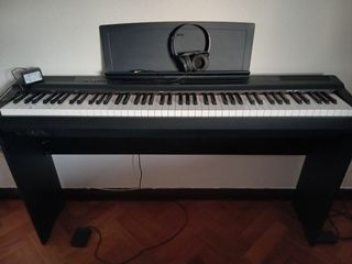 Piano Digital Yamaha P-115 con auriculares y pedal