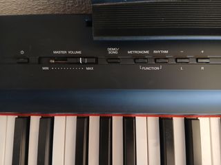 Piano Digital Yamaha P-115 con auriculares y pedal