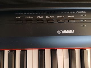 Piano Digital Yamaha P-115 con auriculares y pedal