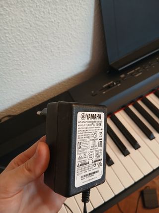 Piano Digital Yamaha P-115 con auriculares y pedal
