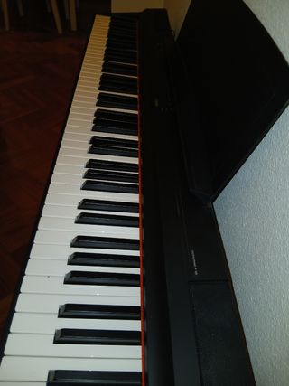 Piano Digital Yamaha P-115 con auriculares y pedal