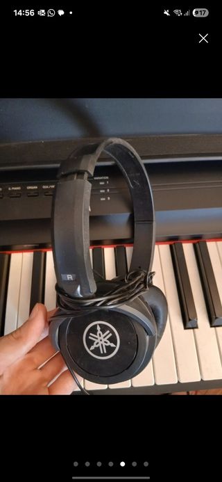 Piano Digital Yamaha P-115 con auriculares y pedal