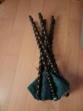 Banco antiguo con patas torneadas