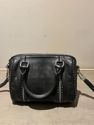 Bolso Negro con Tachuelas y Cremalleras